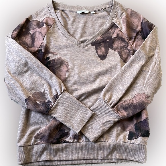 Reitmans Sweaters - Beautiful Floral V-Neck Sweatshirt